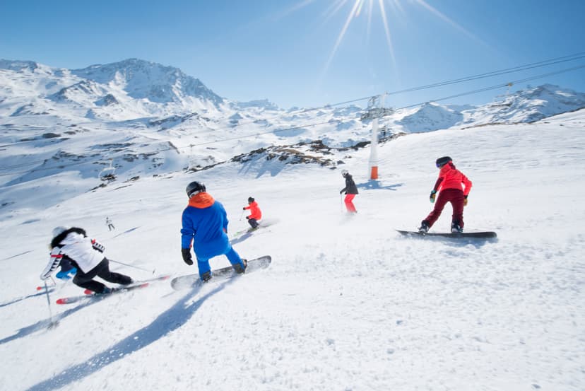 https://a.storyblok.com/f/150663/7360x4912/854199642b/val-thorens-ski-resort.jpg